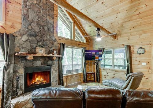 Helen House | 2 Person Jacuzzi Spa w Creekside Firepit