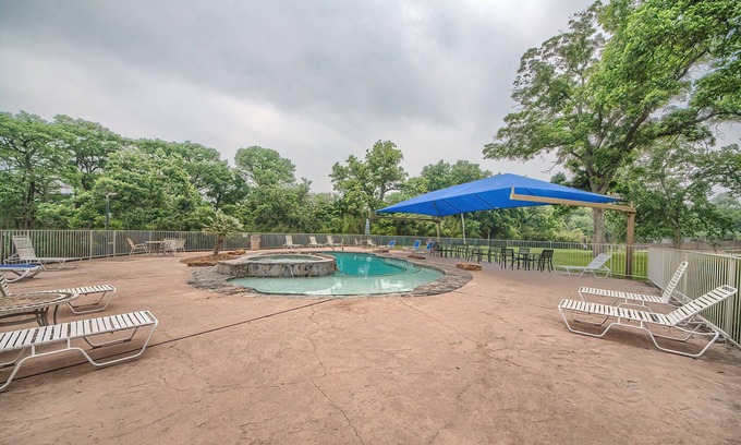 New Braunfels Condo | 2 Pools, 4 Hot tubs on the Guadalupe River! Walk to Schlitterbahn!