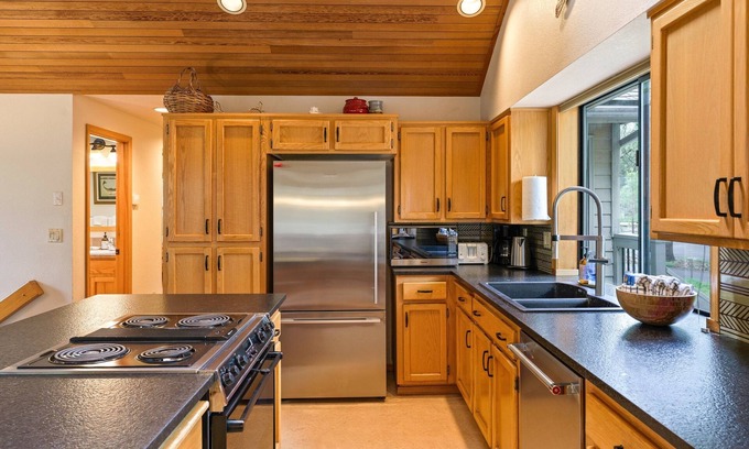 Sunriver House | 2 Quail Home Private Hot Tub, Steps from SHARC and short walk to the Sunriver Village by RedAwning