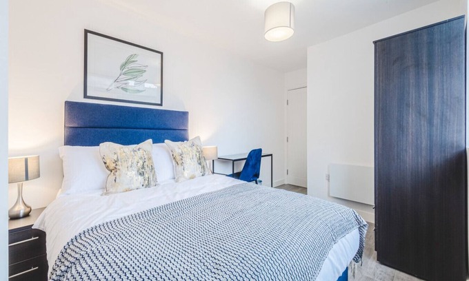 Swindon Apartment | 2 Regent Circus Apartment Central Location Long Stays