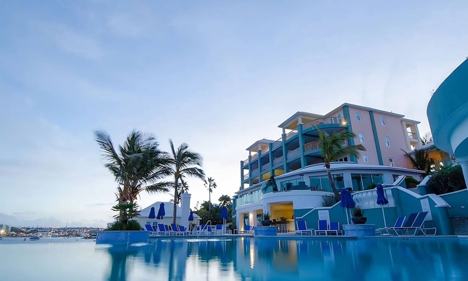 Paget Hotel | 2 Relaxing Units! Kitchen, Outdoor Pool, FREE Parking Close to Mermaid Beach!