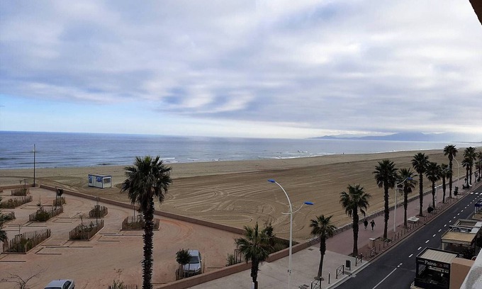 Le Port Apartment | 2-room apartment for 4, sea view, equipped kitchen, close to marina and shops