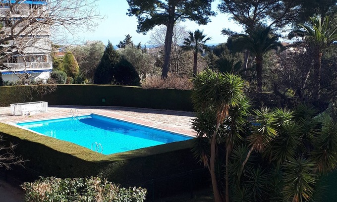 Antibes Apartment | 2-room apartment in residence with park and swimming pool