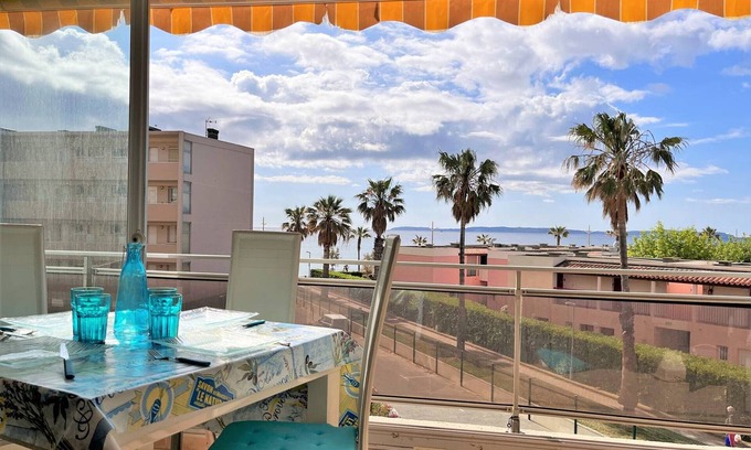 Le Lavandou Apartment | 2-room apartment with AC and parking near beach