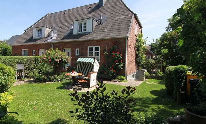 Westerland Apartment | 2-room vacation apartment on the 1st floor with beach chair in front of the house.