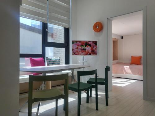 Myeongdong Apartment | 2 rooms for 7, Young House