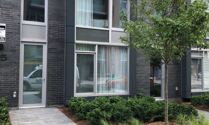 Garden District House | 2-Storey Townhome | Downtown | Free Parking | 100% Walk Score