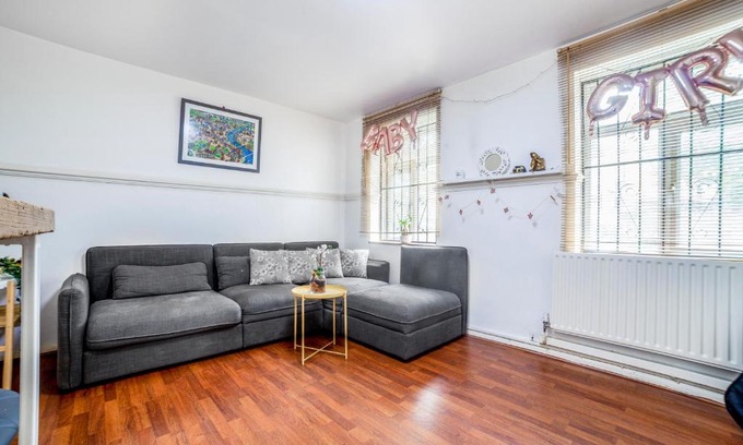 Larkhall Apartment | 2 story apt on the ground floor at Clapham north