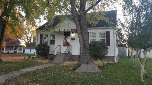 Wilmington House | 2 Story House-Comfy long stay rates- with Hot Tub