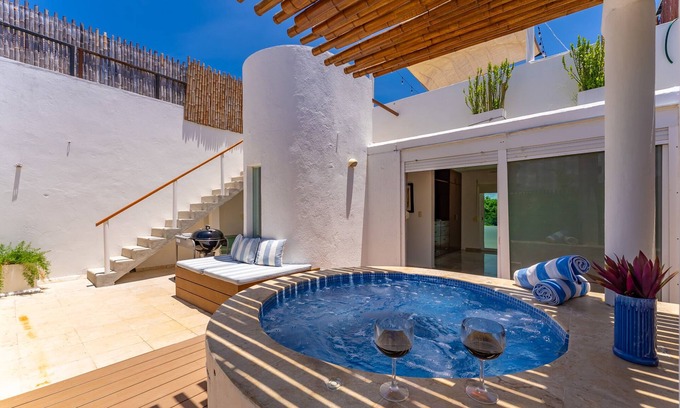 Centro Apartment | 2 story PH heated jacuzzi close Beach & 5th