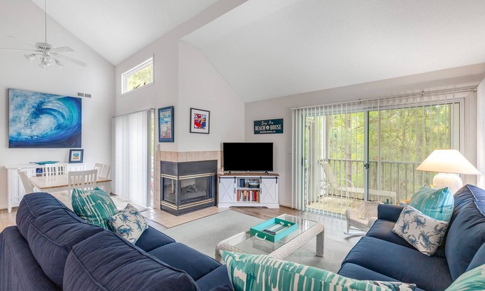 Bethany Beach Condo | 2-Story Sea Colony Condo w/Bikes, Fireplace, Shared Pools, Gym, Sauna, & Tennis