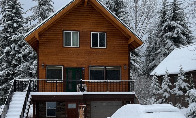 Hyak Cabin | 2-Story Ski-In Cabin w/Game Room, Electric Grill, & Private Hot Tub - Dogs OK