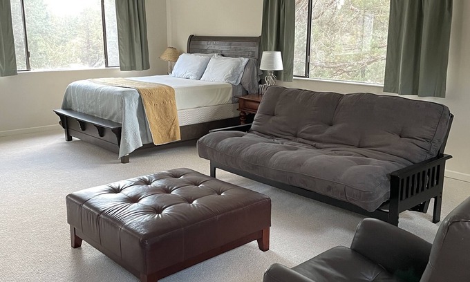 Bend House | 2-Story Spacious Guest House-1 bdrm-queen bed, full size futon & pullout couch