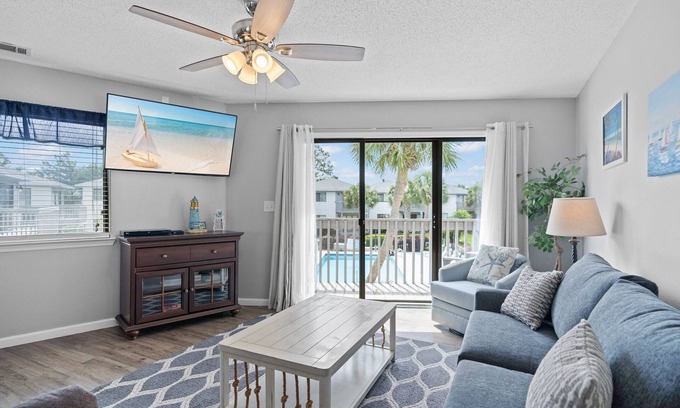 Miramar Beach Condo | 2 Swimming Pools, 7 Min Walk to Beach