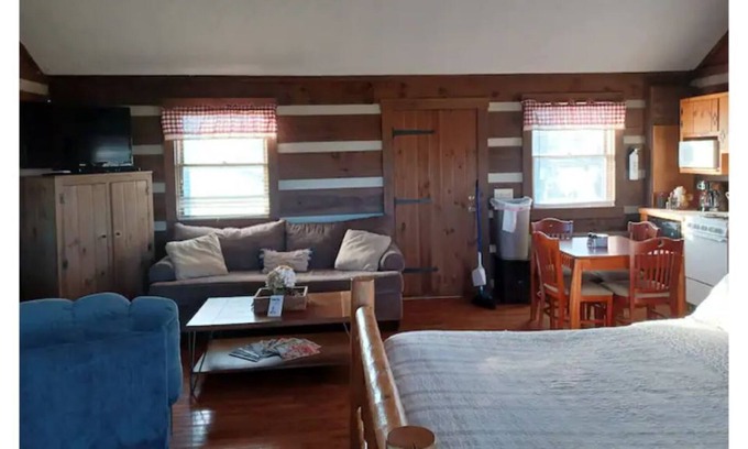 Fancy Gap Cabin | 2 The Groundhog Mountain Cabin
