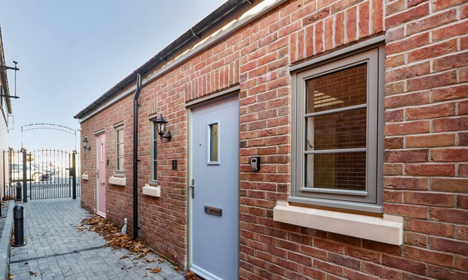 Glastonbury Apartment | 2 THE VAULTS, romantic in Glastonbury