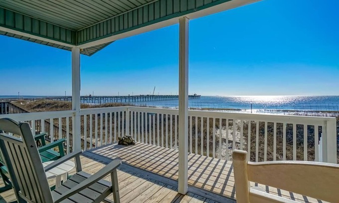 Long Beach House | 2 Tortugas East - Renovated Oceanfront Duplex by Pier w/King Bed