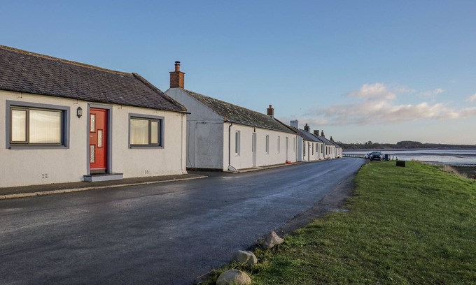Annan Cottage | 2 WHITEROW, family friendly, with a garden in Powfoot, Annan
