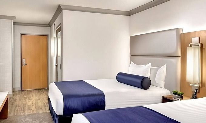 Gateway District Hotel | 2 x Elevate 2 Queens at The STRAT Hotel, Casino & Tower