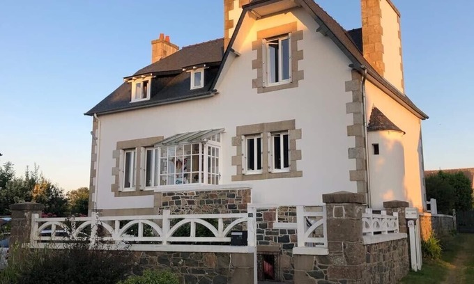 Plougrescant House | 20/43 Hent Saint Gonéry 22820 Plougrescant. In the village 2 kms from the sea
