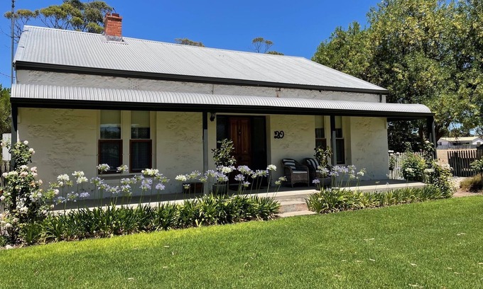 Keith Bed & Breakfast | 20 Hill Ave Bed & Breakfast - 'feel at home, when away'
