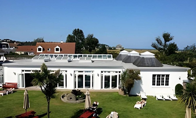 Grouville Hotel | 20 m² Hotel ∙ 6 guests