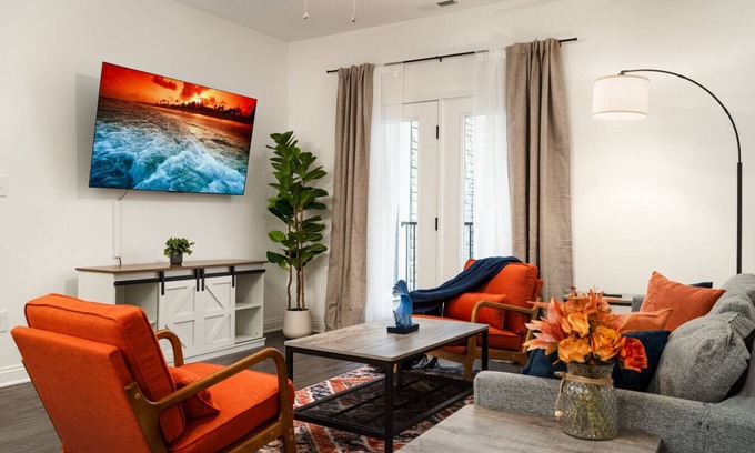 Whitestown Apartment | 20 mins DT| Sleeps 9 | Decadent Haven Spacious Gym