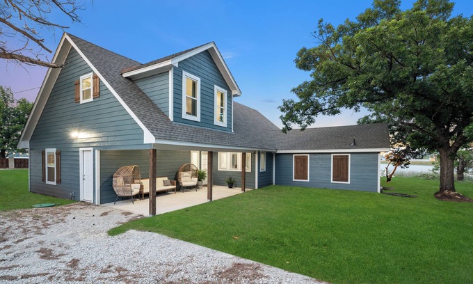 Graford House | 20 minutes from Rocker B! Luxury Waterfront PK Home on the Peninsula!