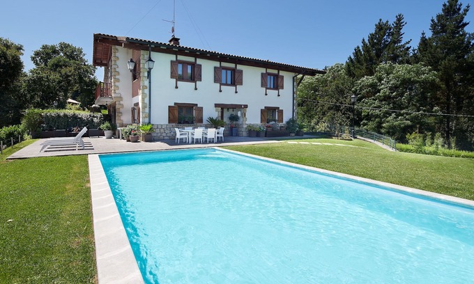 Hondarribia Villa | 20 minutes from San Sebastian, 1 hour from Bilbao. 5 km from France. Bay views.