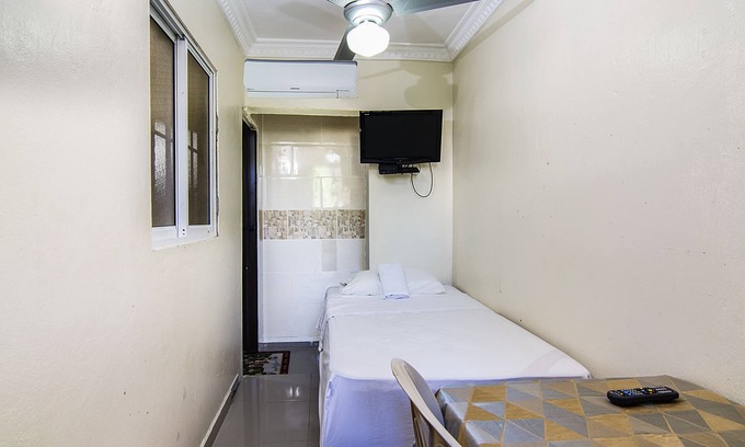 Corales del Sur House | 20 minutes to the Airport! Small Room Private Bathroom Parking Netflix✰WI-FI✰Fan