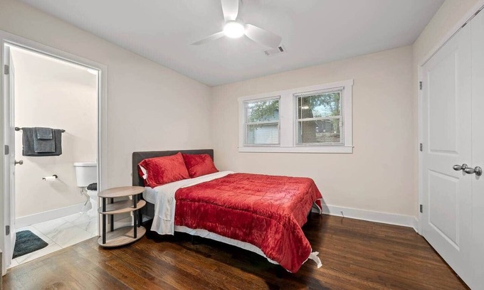 East Point House | 20% OFF | 1 BR Home |12 Mins to Airport