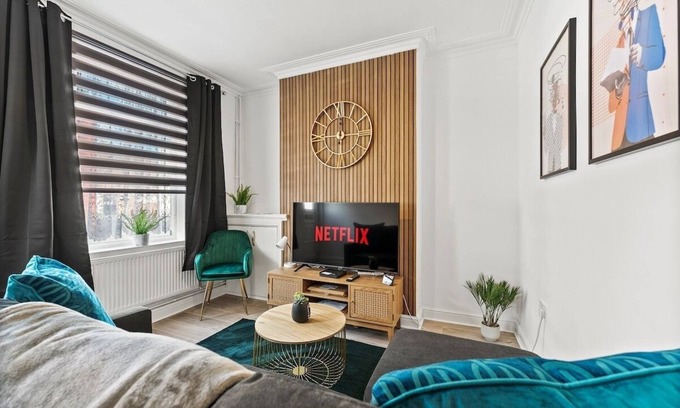 Doncaster House | 20% off! Boutique Doncaster Abode - Sleeps 6!