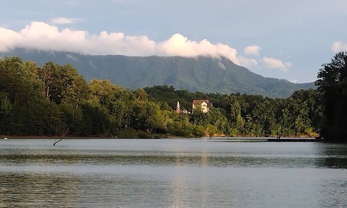Dandridge Cabin | 20% OFF Lakefront-Dock-Hot Tub- Huge Yard- Sandy Ridge Landing