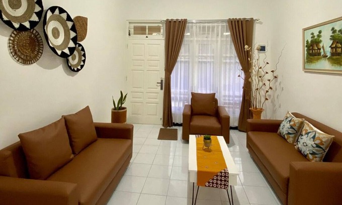 Tegalrejo House | 200 m² House ∙ 3 bedrooms ∙ 7 guests