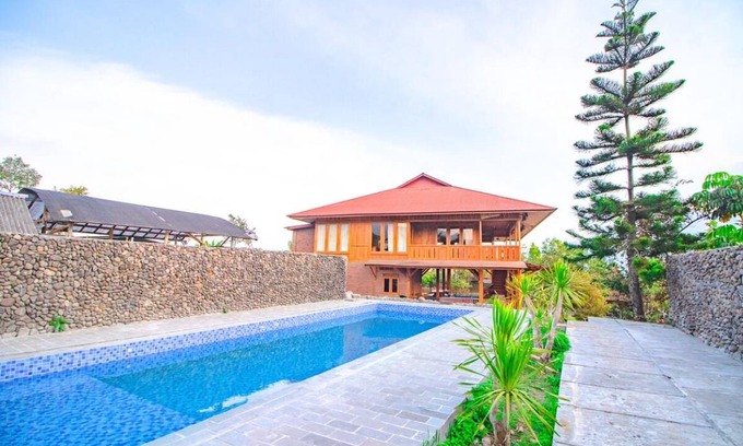 Sidomulyo House | 200 m² House ∙ 3 bedrooms ∙ 12 guests