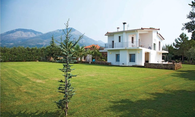 Kiparissia House | 200 m² House ∙ 4 bedrooms ∙ 8 guests