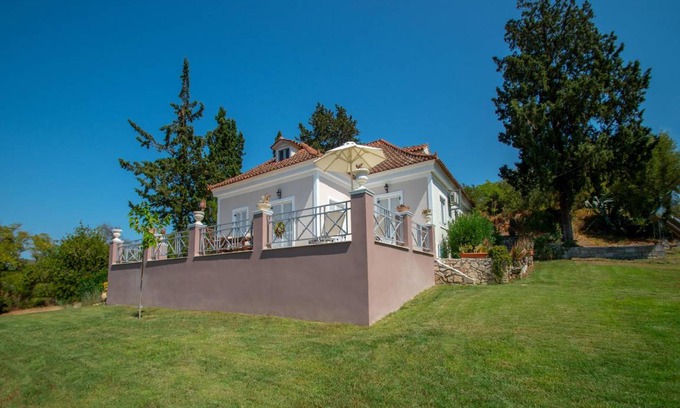 Kalamaki House | 200 m² House ∙ 4 bedrooms ∙ 11 guests