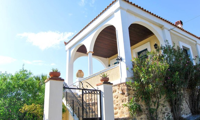 Limnos House | 200 m² House ∙ 5 bedrooms ∙ 13 guests