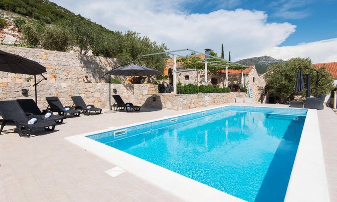 Stankovici House | 200 m² House ∙ 7 bedrooms ∙ 16 guests