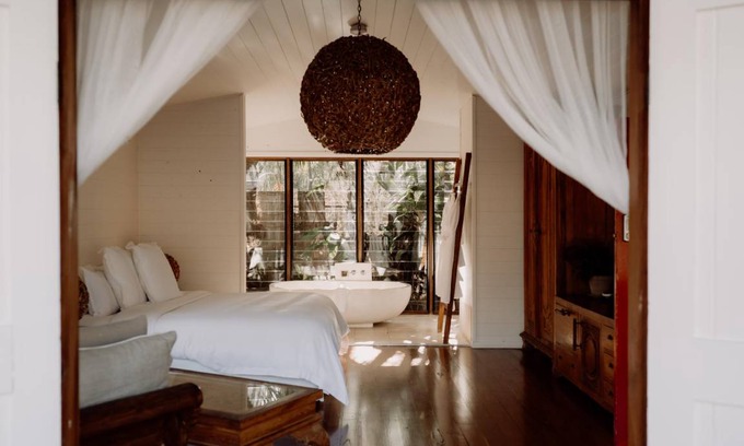 Lovedale Boat Rental | 200 m² Houseboat ∙ 2 bedrooms ∙ 12 guests
