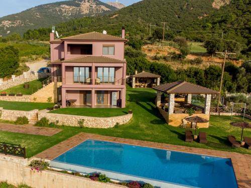 Patras Villa | 200 m² Villa ∙ 4 bedrooms ∙ 8 guests