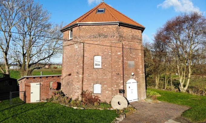 Kreitlapperei House | 200 year old windmill as a vacation home near Greetsiel. Pet friendly!