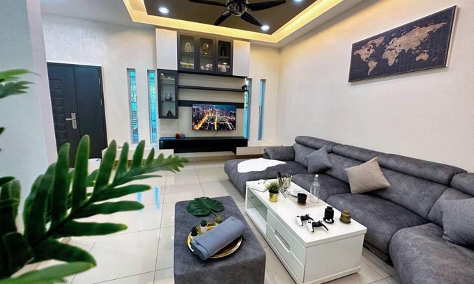 Taman Mount Austin House | 2000 m² House ∙ 4 bedrooms ∙ 14 guests