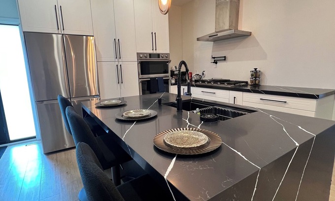 Applewood House | 2000 sqft Luxury Modern Home Close To Square One.