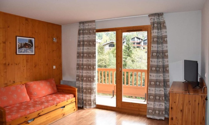 Pralognan-la-Vanoise Apartment | 200m from resort center, 2nd floor, swimming pool, balcony, parking, tv, ski locker, 36m²