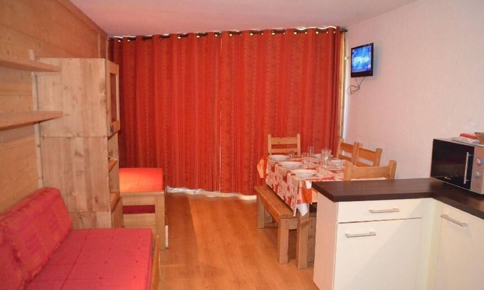 Les Menuires Apartment | 200m from resort center, 6th floor, balcony, tv, ski locker, 36m², Les Menuires