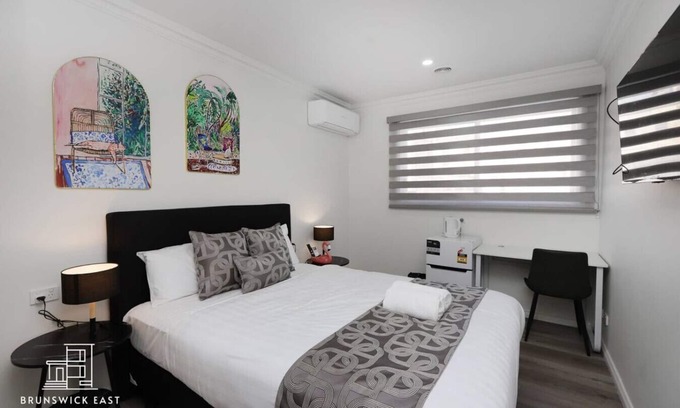 Brunswick East Hotel | 201 Chic Queen Bedroom w/Fast WiFi and Hotel-Grade Linens 24/7 Security Near Tram 18 Mins to CBD