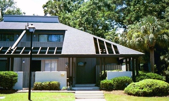 Shipyard Plantation House | 201 Tennismaster, Beautifully Remodeled End Unit with Pool View!