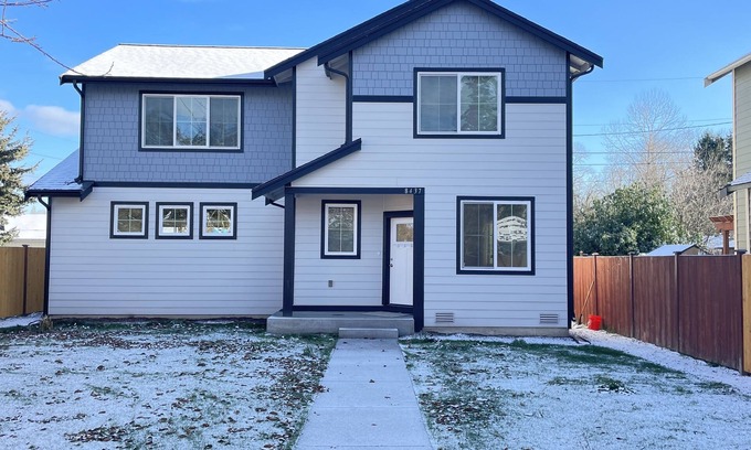 Midland House | 2022 built Cozy Modern home with large backyard