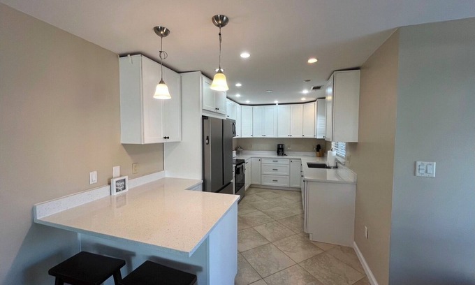Siesta Key Villa | 2025 completely remodeled private villa, 7 min walk to beach, entertainment